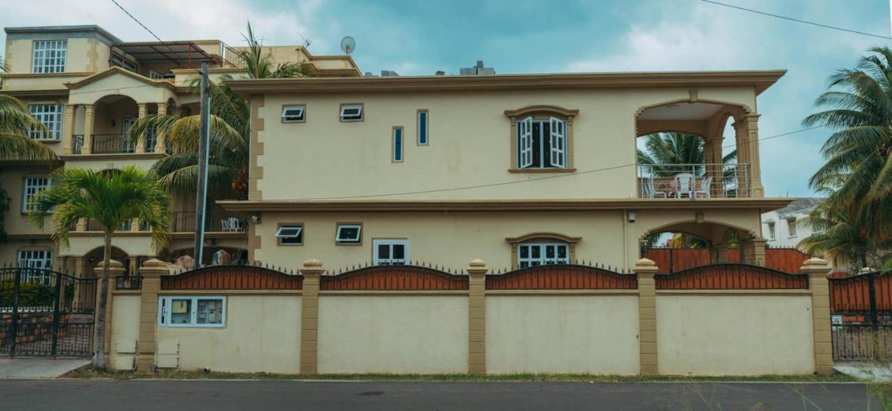 Rs Villas - Three Bedrooms Share Apartment With Private Room And Free Wifi And 100Mts To The Beach And Ac And 100Mts To Bus Stop And Pool Flic-en-Flacq 외부 사진