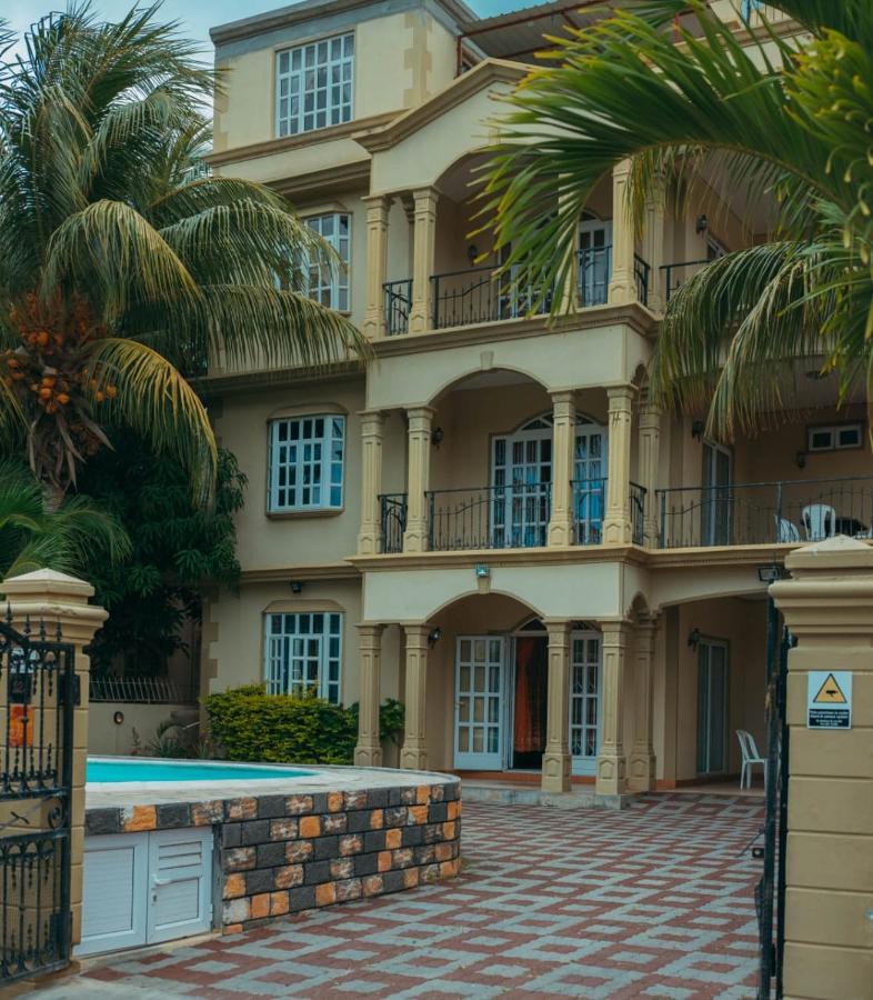 Rs Villas - Three Bedrooms Share Apartment With Private Room And Free Wifi And 100Mts To The Beach And Ac And 100Mts To Bus Stop And Pool Flic-en-Flacq 외부 사진