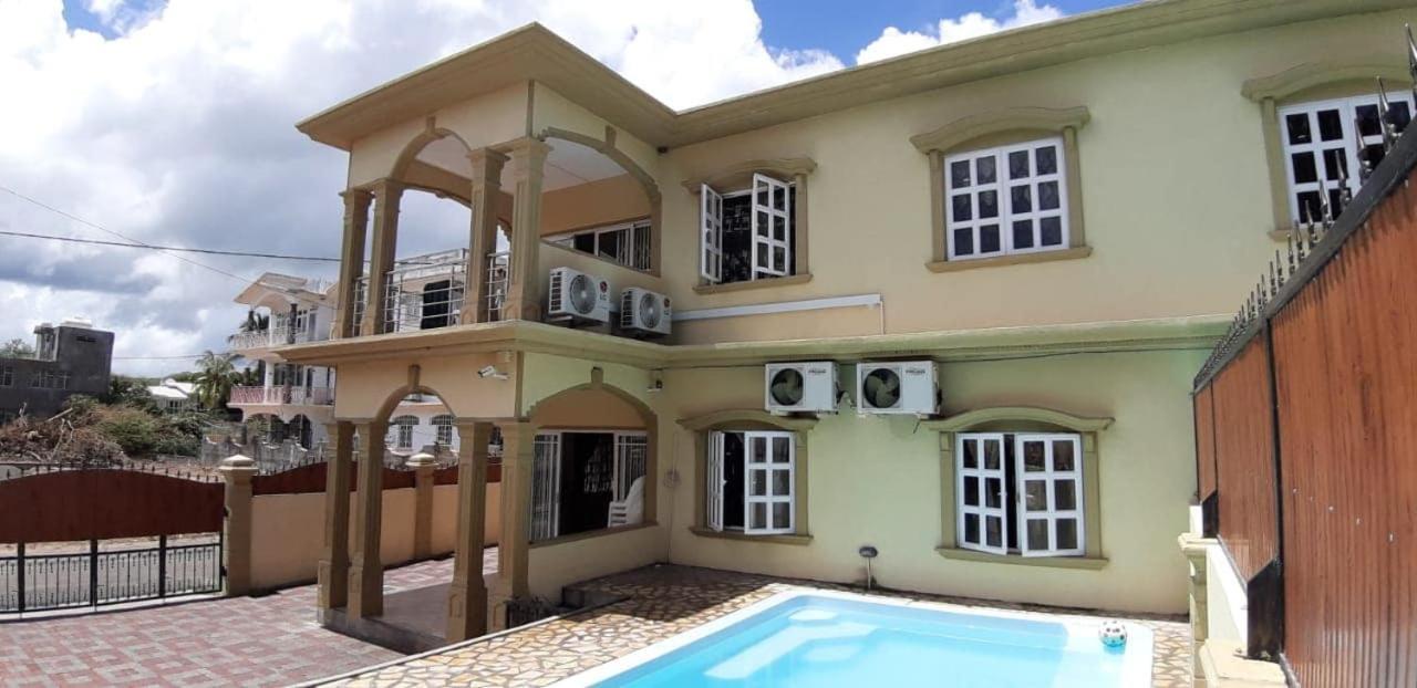Rs Villas - Three Bedrooms Share Apartment With Private Room And Free Wifi And 100Mts To The Beach And Ac And 100Mts To Bus Stop And Pool Flic-en-Flacq 외부 사진