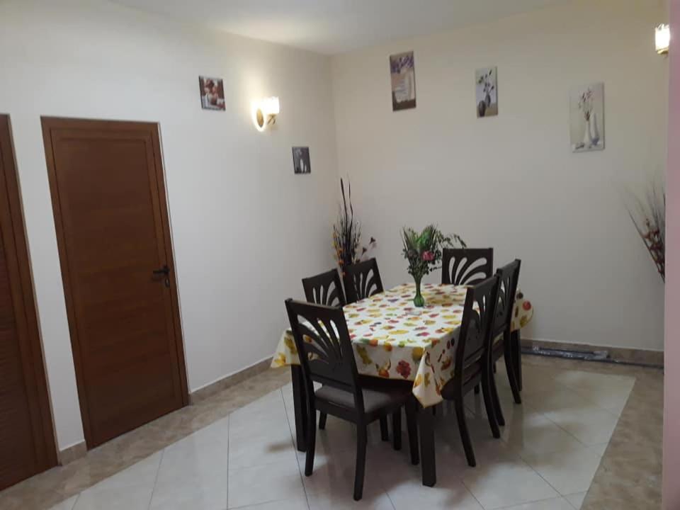Rs Villas - Three Bedrooms Share Apartment With Private Room And Free Wifi And 100Mts To The Beach And Ac And 100Mts To Bus Stop And Pool Flic-en-Flacq 외부 사진
