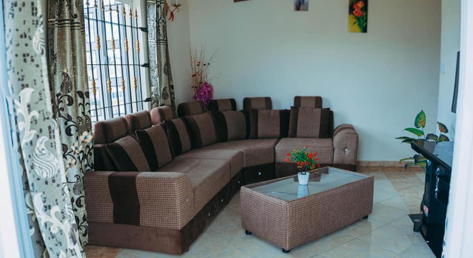 Rs Villas - Three Bedrooms Share Apartment With Private Room And Free Wifi And 100Mts To The Beach And Ac And 100Mts To Bus Stop And Pool Flic-en-Flacq 외부 사진