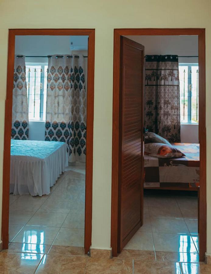 Rs Villas - Three Bedrooms Share Apartment With Private Room And Free Wifi And 100Mts To The Beach And Ac And 100Mts To Bus Stop And Pool Flic-en-Flacq 외부 사진