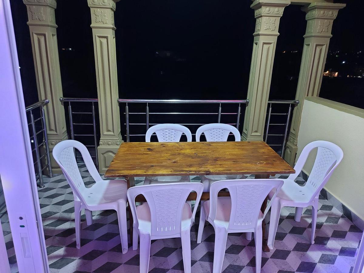 Rs Villas - Three Bedrooms Share Apartment With Private Room And Free Wifi And 100Mts To The Beach And Ac And 100Mts To Bus Stop And Pool Flic-en-Flacq 외부 사진